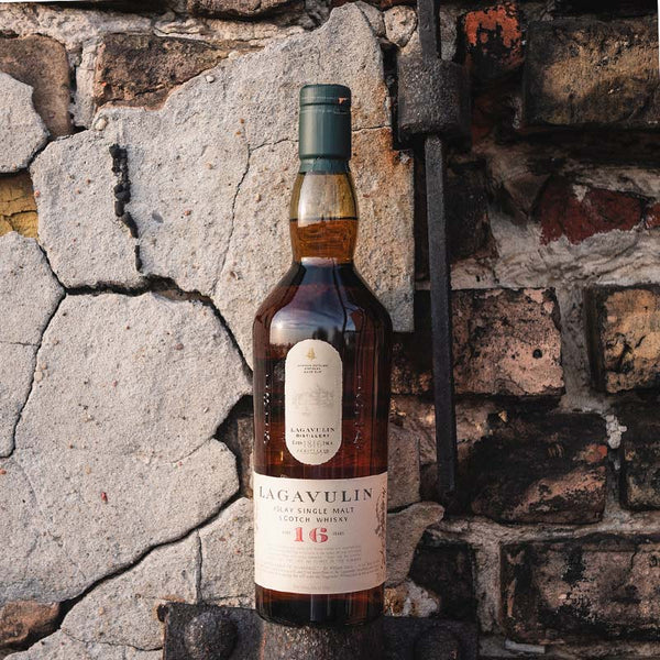 Lagavulin 16 Years Scotch Whisky Vorderansicht